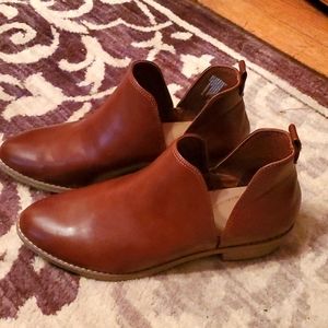 Universal thread brown ankle boots- Good as new condition (worn maybe twice?)